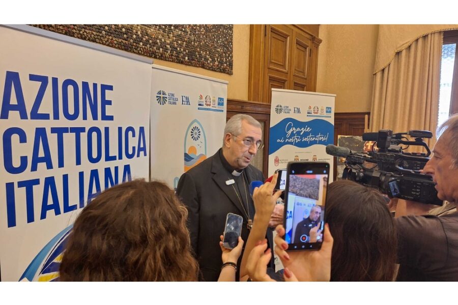 Mons. Satriano: "Il mare torni a essere luogo di comunione e non di morte"