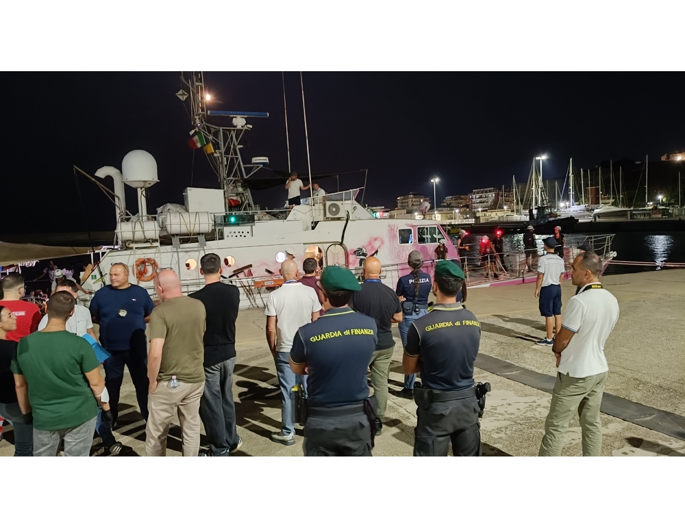 Arrivati nel porto di Crotone 42 migranti soccorsi dalla Louise Michel