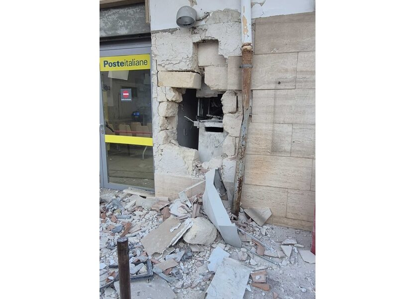 L'esplosione ha provocato danni all'ufficio postale e a una abitazione