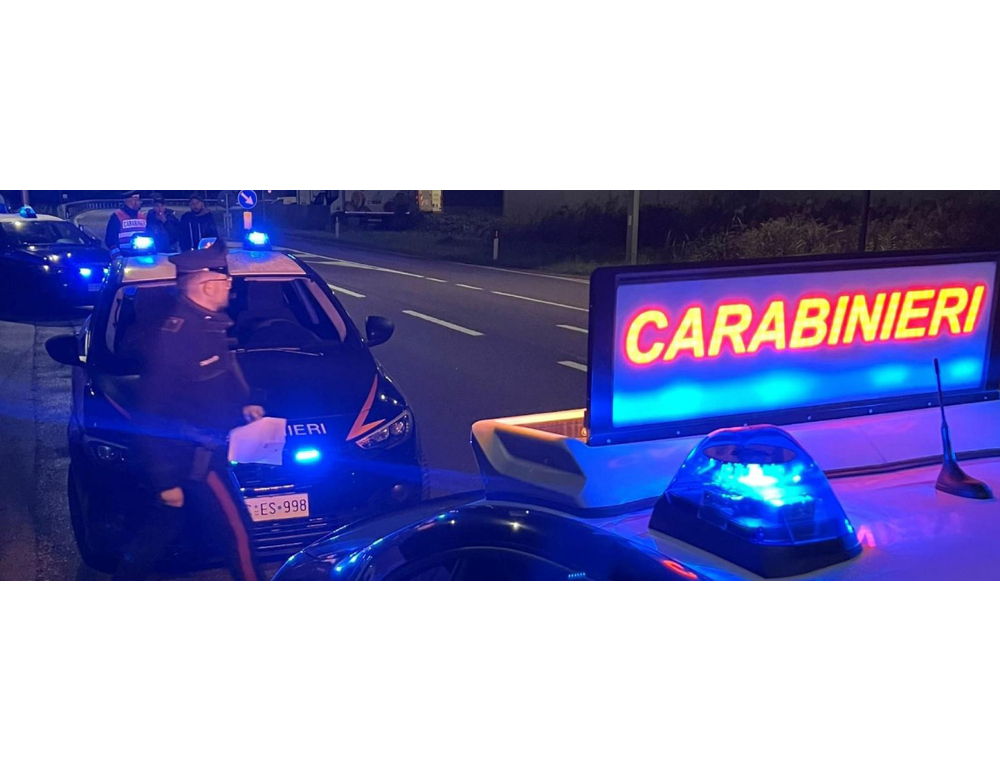 Auto con 4 giovani esce di strada e finisce in un fosso, 2 morti e 2 feriti