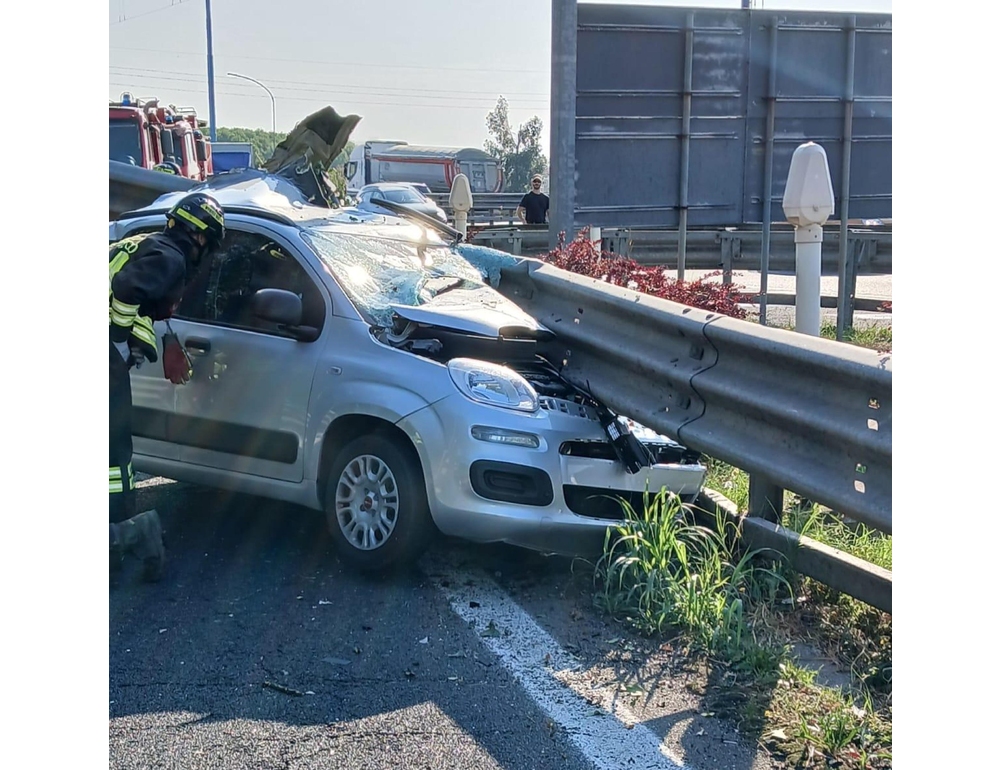 Auto contro cuspide area di servizio sulla Tangenziale di Mestre, un morto