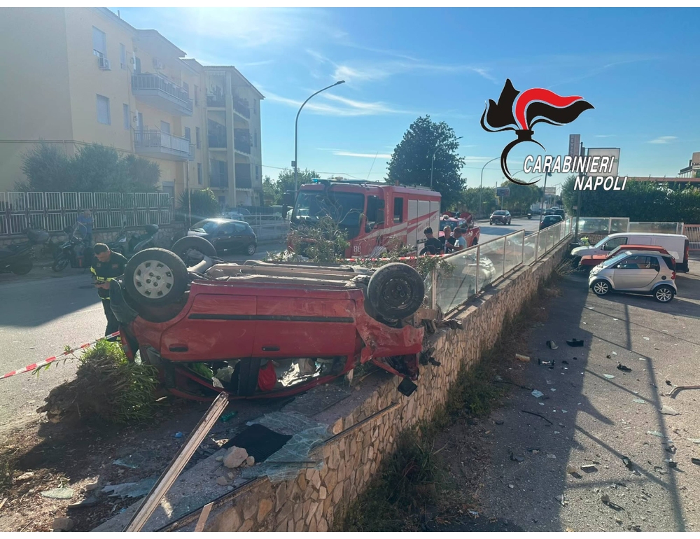 Auto guidata da un 17enne contro una cabina elettrica, a bordo due 15enni