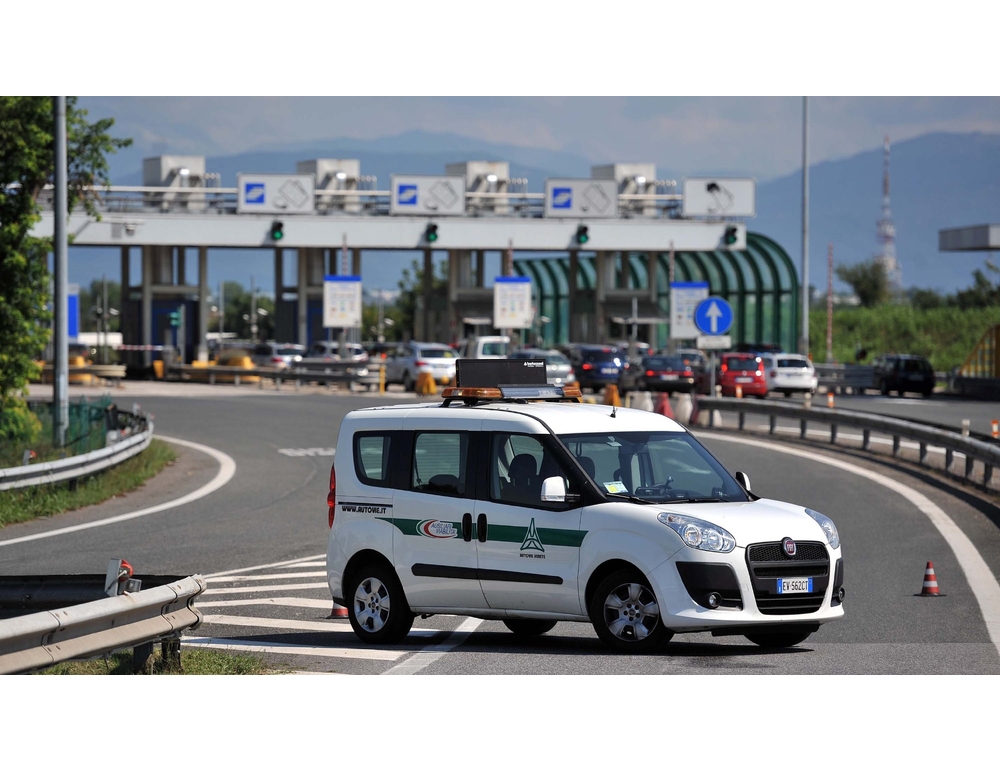 Auto si ribalta in A4 tra Portogruaro e Latisana, tre giovani feriti