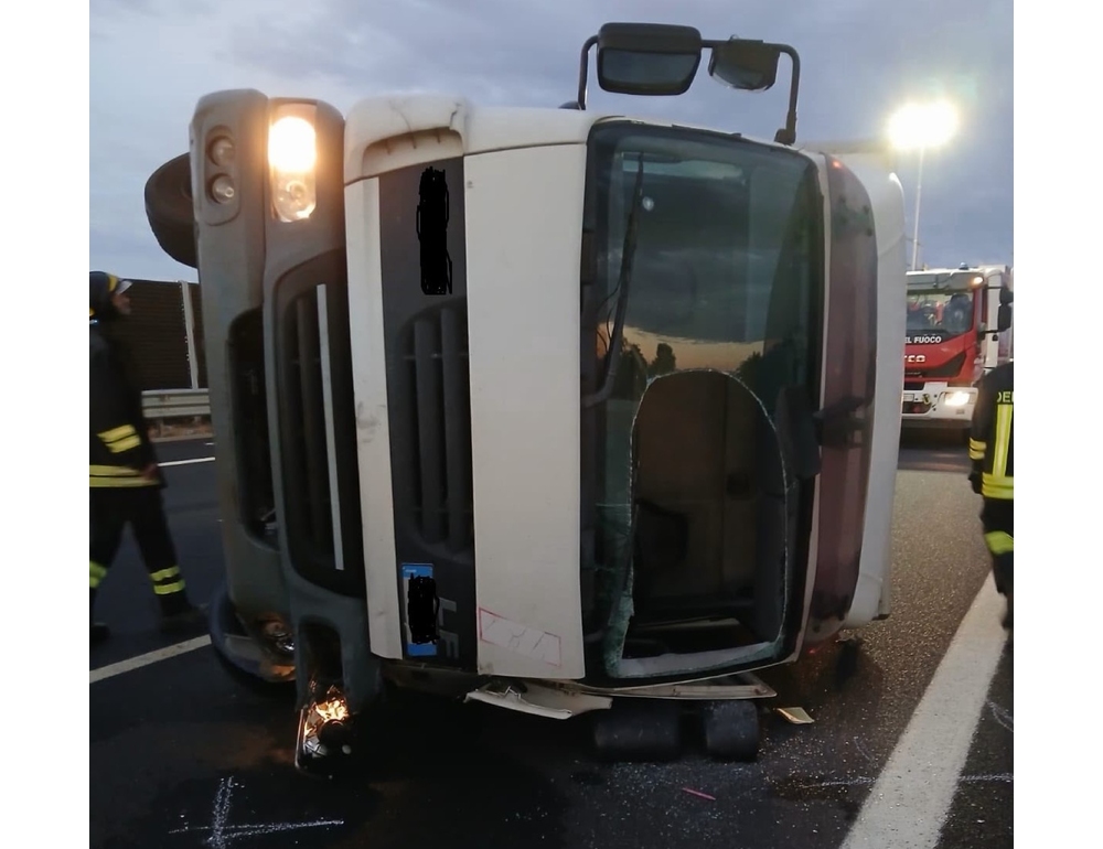 Autocarro tamponato si ribalta, un morto in A4 in Friuli