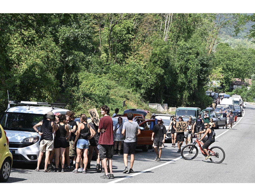 Balli di gruppo e risate, l’attesa dei No Tav bloccati in strada