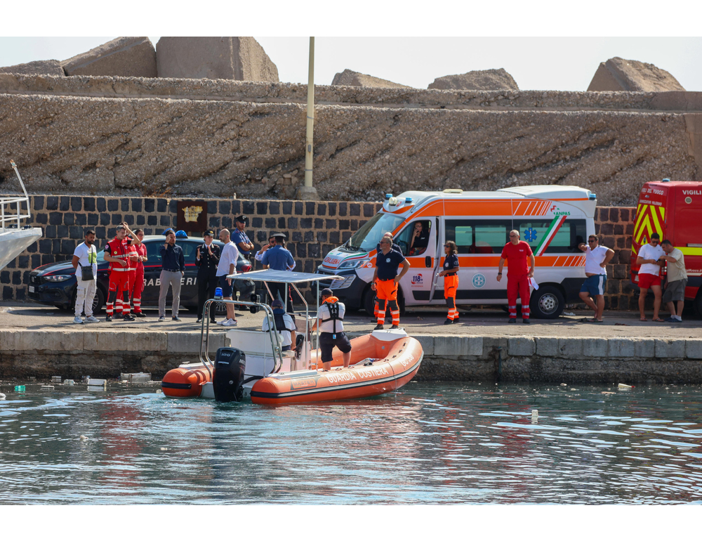 Barca affonda in Costiera Amalfitana, tutti salvi i diportisti a bordo