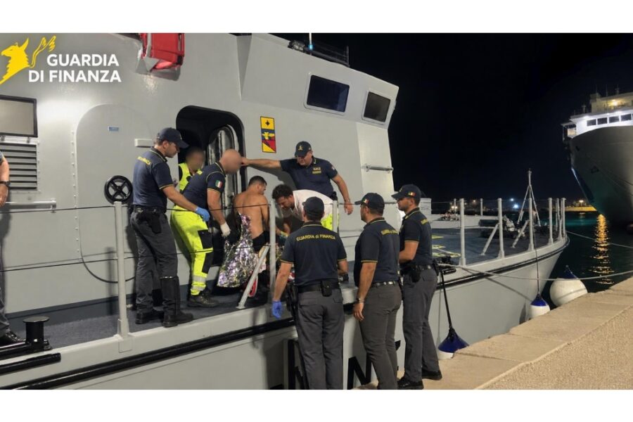 Operazione del reparto operativo aeronavale della Finanza a largo di Marsala