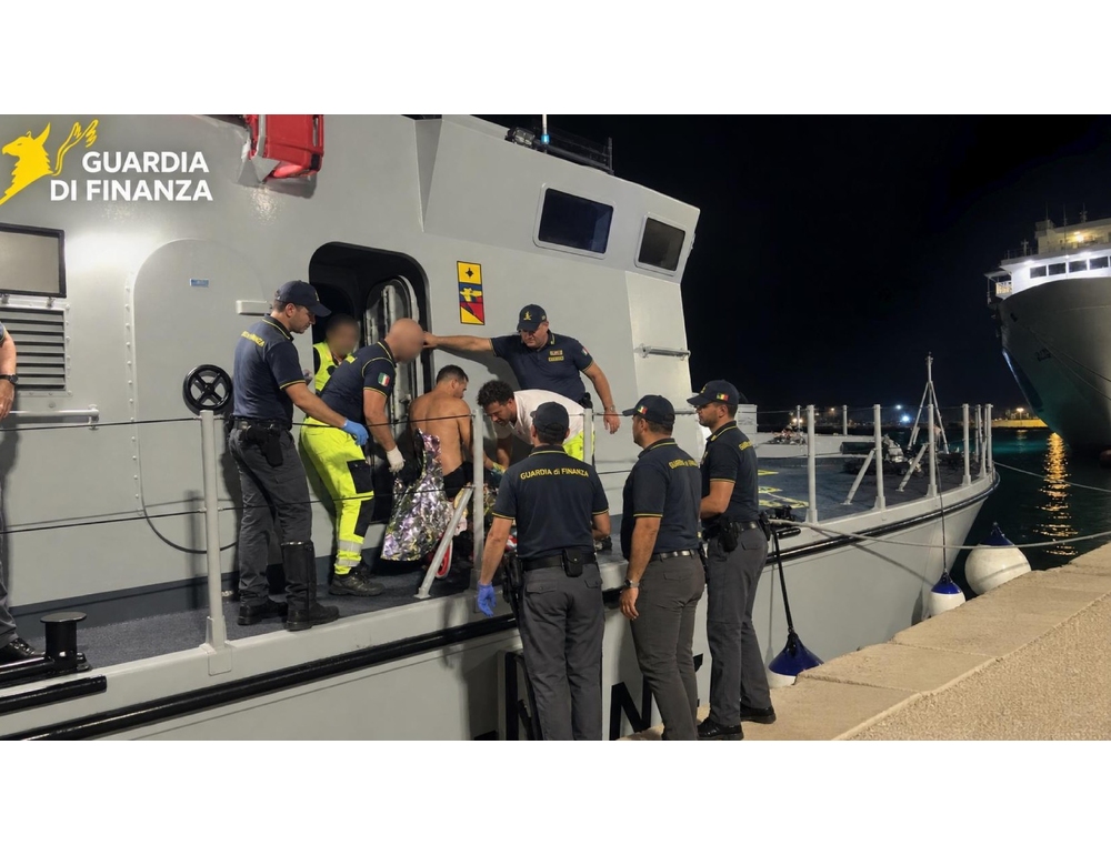 Barca distrutta da un incendio, la Guardia di Finanza salva un uomo