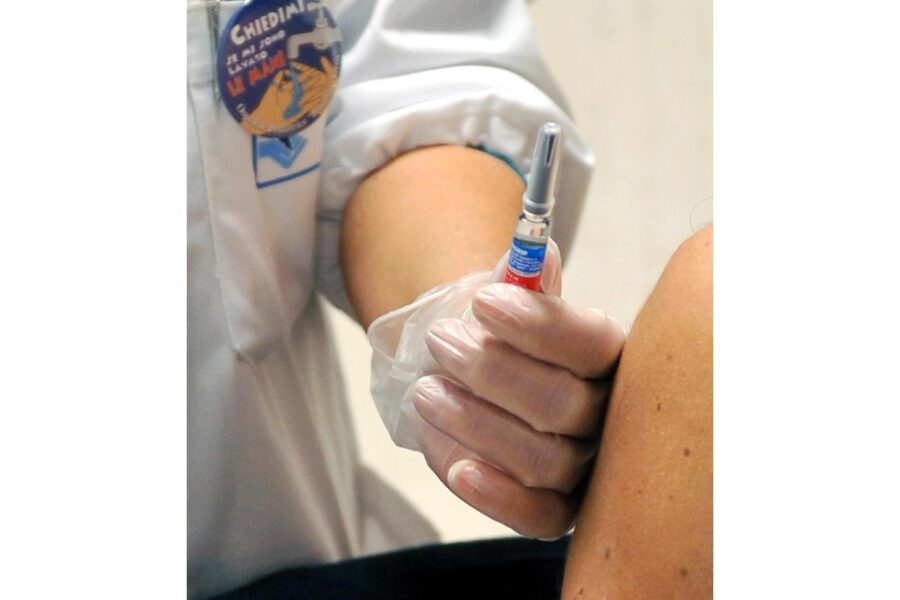 In un solo giorno vaccini e richiami aumentano del 70 e 211%