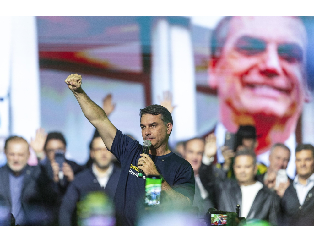 Brasile, Flavio Bolsonaro recupera terreno su Lula nei sondaggi
