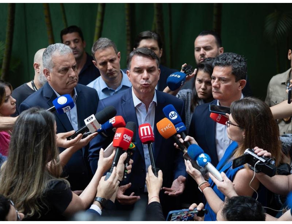 Brasile, Flávio Bolsonaro vuole 500.000 nuovi posti in carcere come El Salvador
