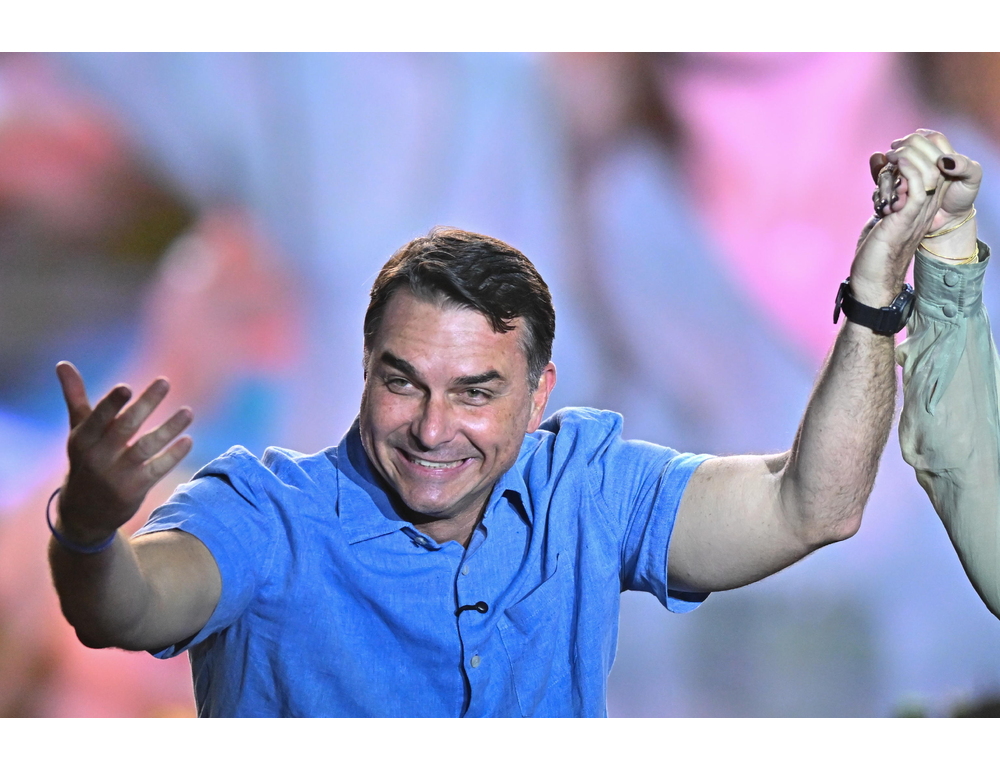 Brasile, Flavio Bolsonaro vuole vietare la rielezione presidenziale