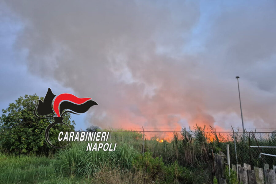 Incendio attorno all'ex base Nato di Pozzuoli. Sgomberate anche alcune case