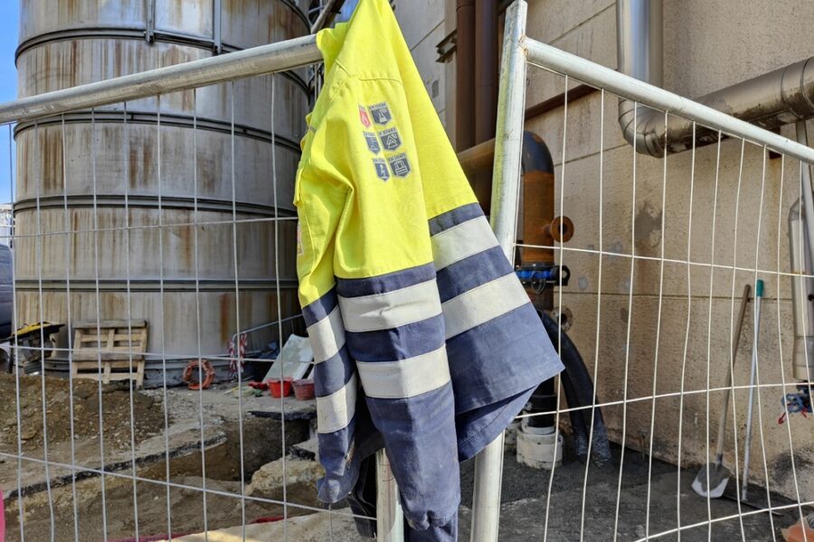 Il ferito aveva riportato la frattura di una vertebra. Nei guai anche il datore di lavoro