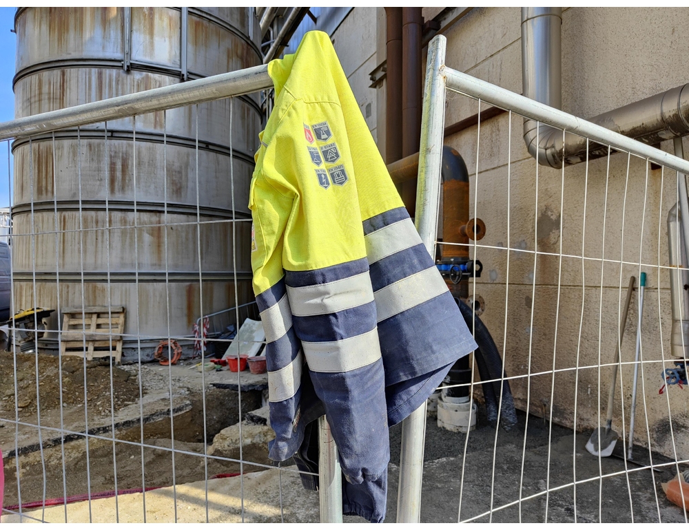 Cade da un ponteggio e colleghi mentono su quanto accaduto, indagati operai