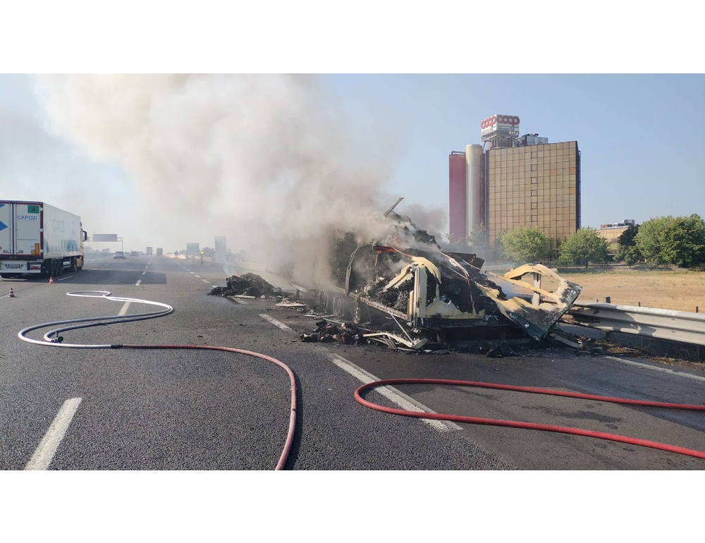 Camion in fiamme e caos lungo la A1 a Modena