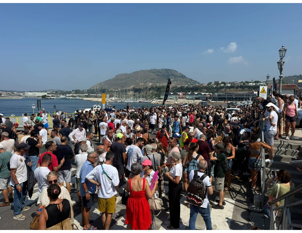 Campi Flegrei, ‘manca l’acqua’ cittadini bloccano il porto