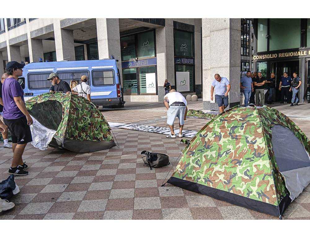 Campi Flegrei, protesta con tende davanti al Consiglio della Campania