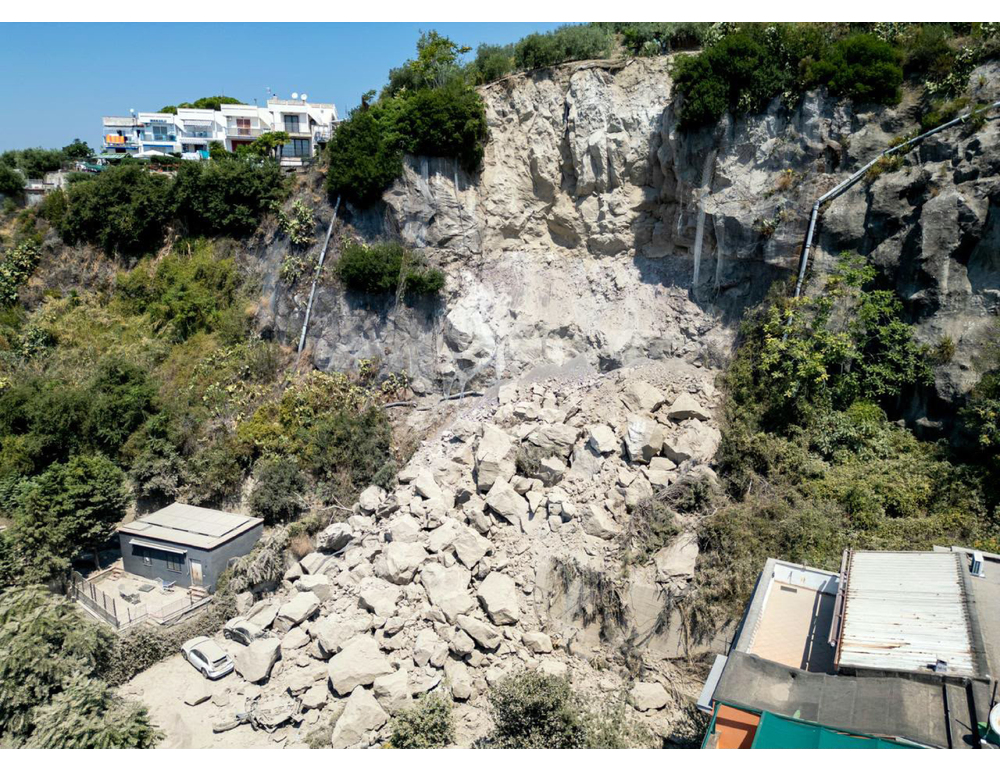 Campi Flegrei, sale a 700 il numero degli sfollati a Pozzuoli
