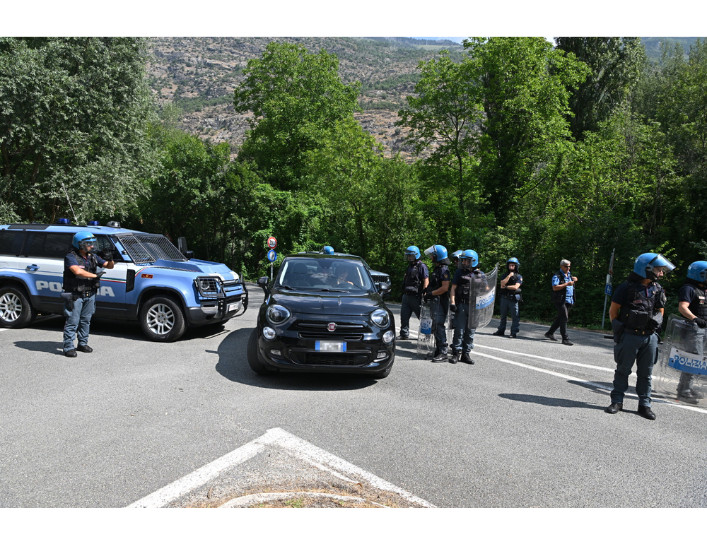 Carovana No Tav bloccata in strada dalla polizia a Venaus