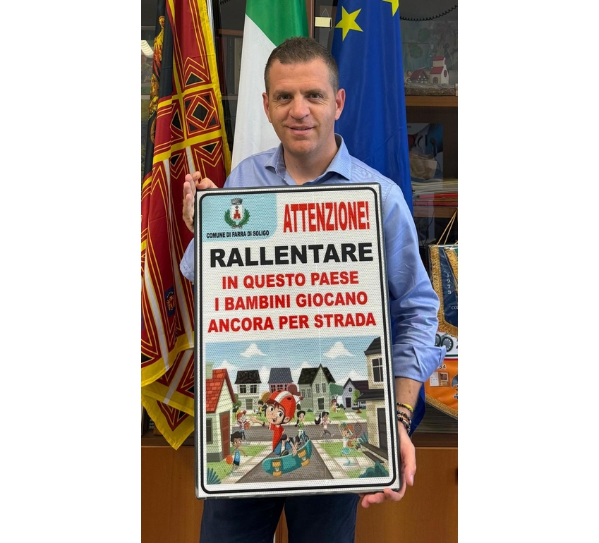 Cartelloni in un comune veneto, ‘i bambini giocano, rallentate’