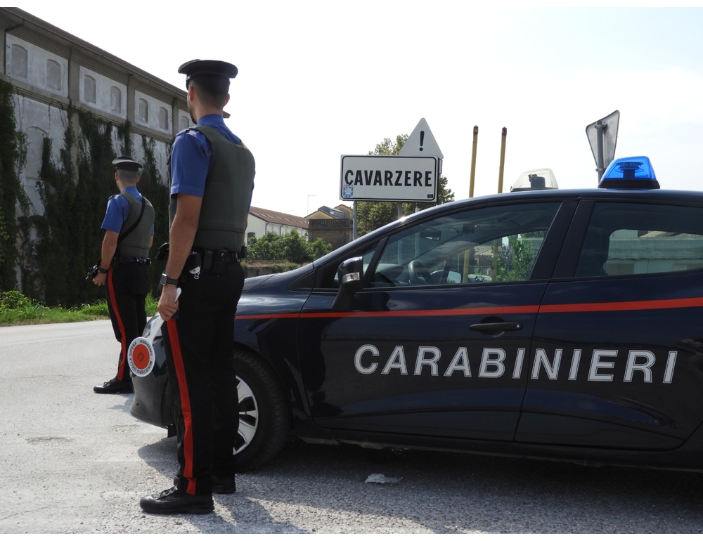 Cerca di strangolare la moglie, arrestato un 49enne