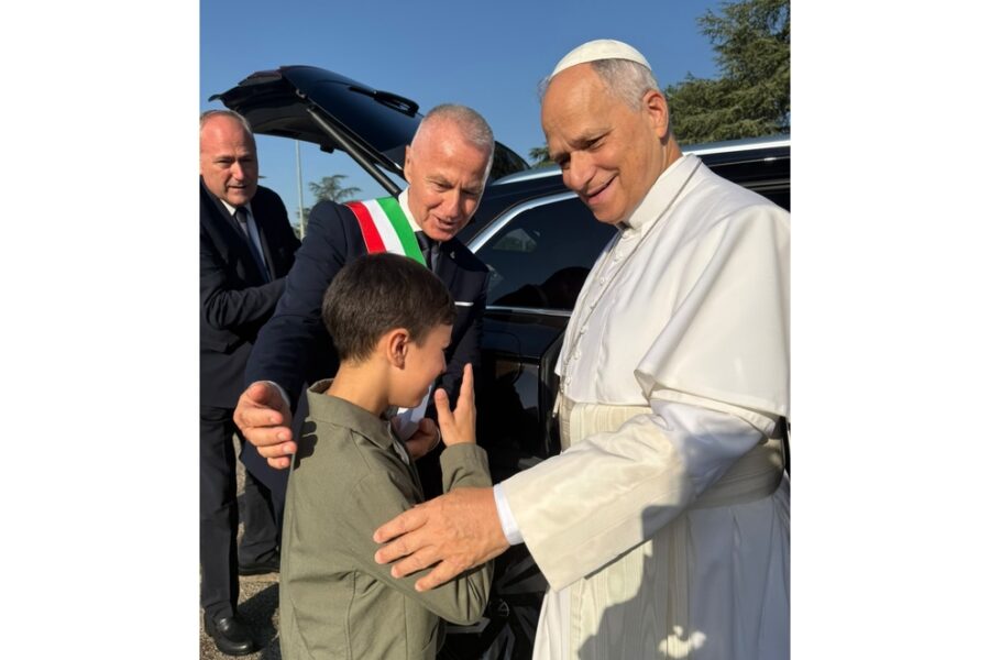 Saluto fuori programma con il bambino di 10 anni grazie al sindaco