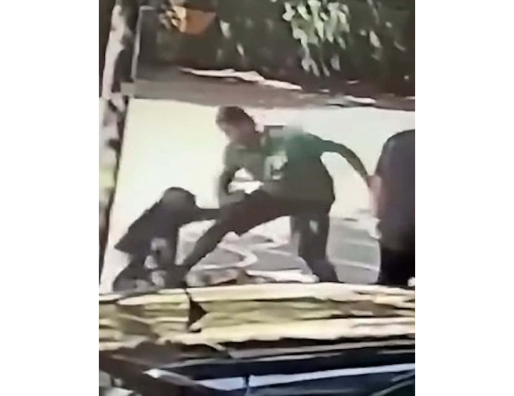 Clochard picchiato e ucciso in piazza a Caserta, video shock sui social