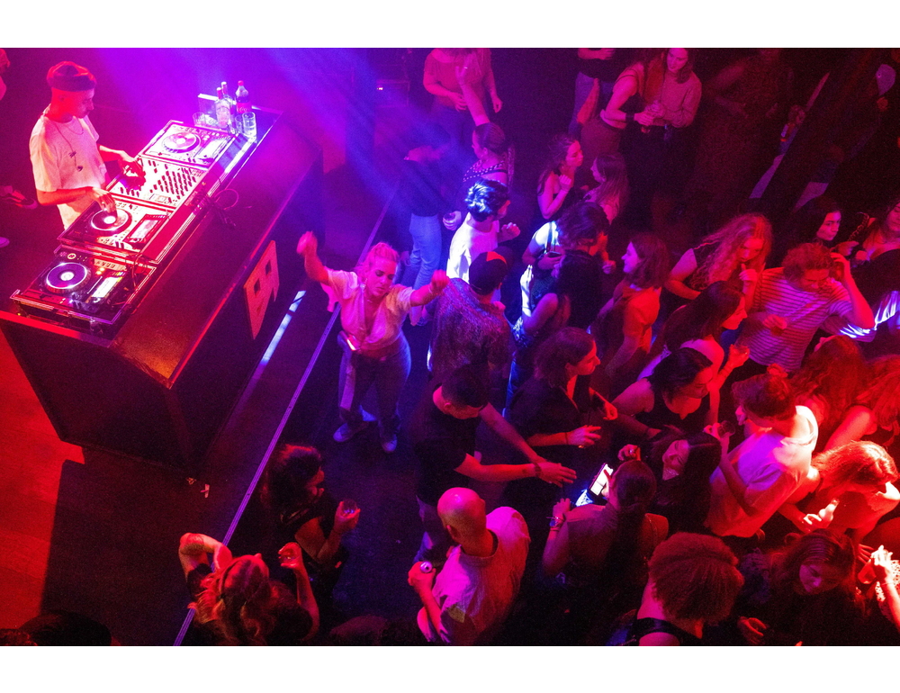 Conosce un uomo in discoteca a Milano, ‘mi ha violentata’