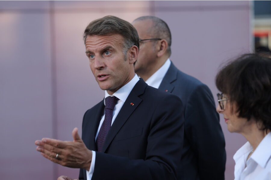 Macron ordina di riscrivere la legge