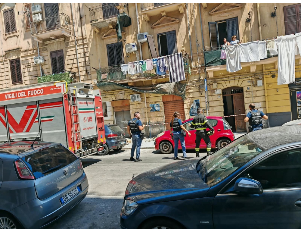 Crolla balcone, donna in ospedale in gravi condizioni