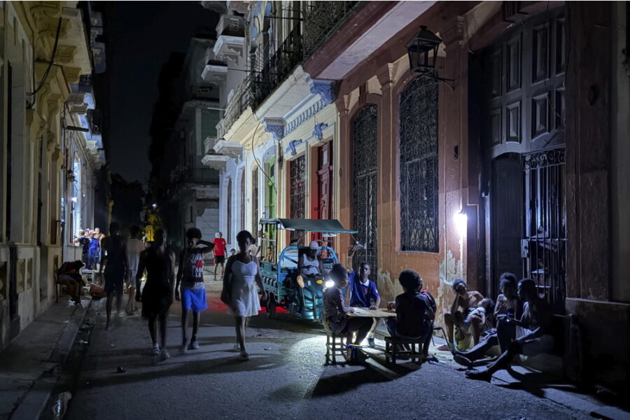 Giunti di recente sull'isola che sta attualmente affrontando una grave crisi energetica