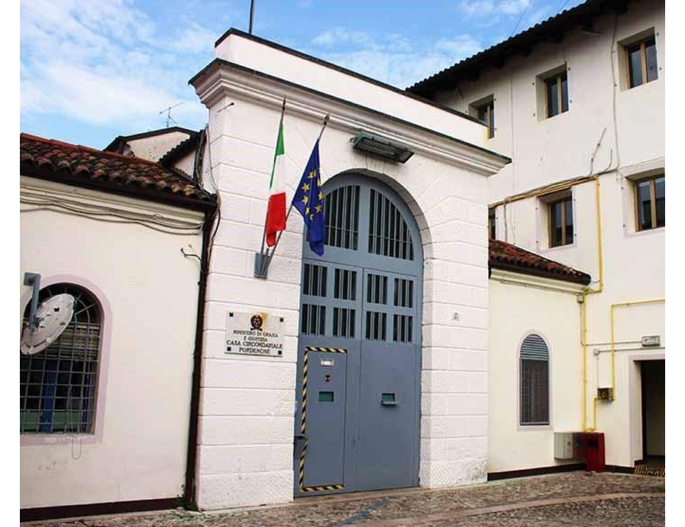 Dà fuoco al materasso della cella, detenuto di 19 anni muore intossicato