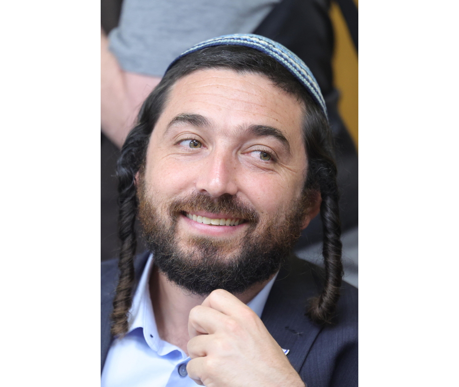 Deputato di estrema destra israeliano distrugge monumento palestinese vicino Nablus