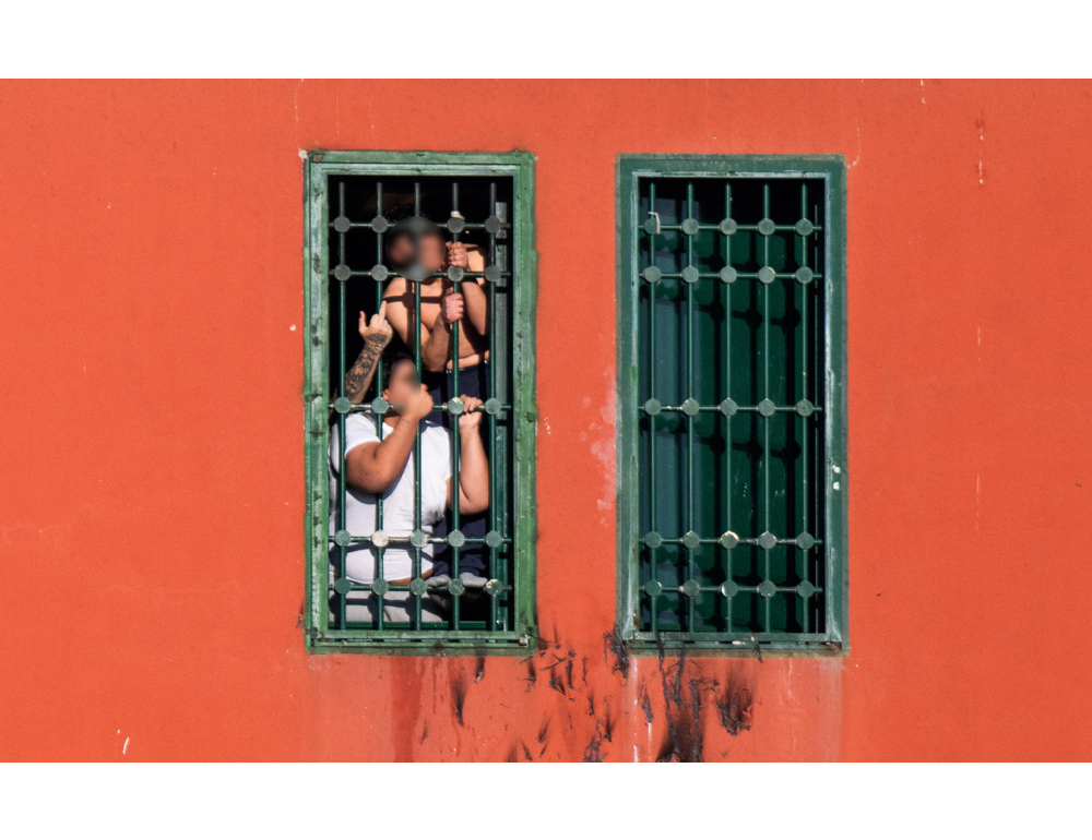 Disordini nel carcere di Benevento, detenuti devastano sezione detentiva