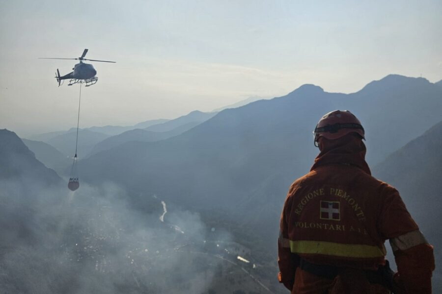 L'incendio prosegue da venerdì in valle Gesso