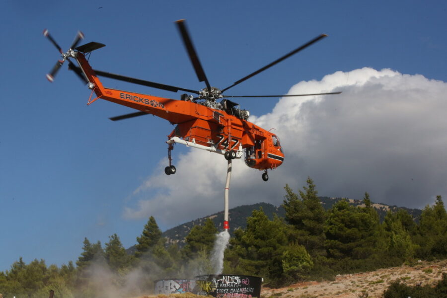 Durante le operazioni di spegnimento di un incendio a ovest di Atene