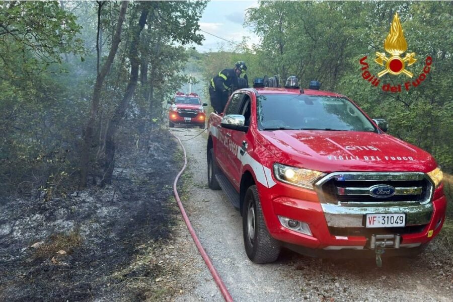 Vigili fuoco presidiano azienda agricola; in azione Canadair e tre elicotteri