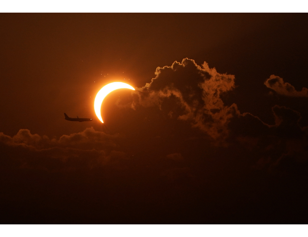 Eclissi, una nuvola offusca in parte il cielo su Torino