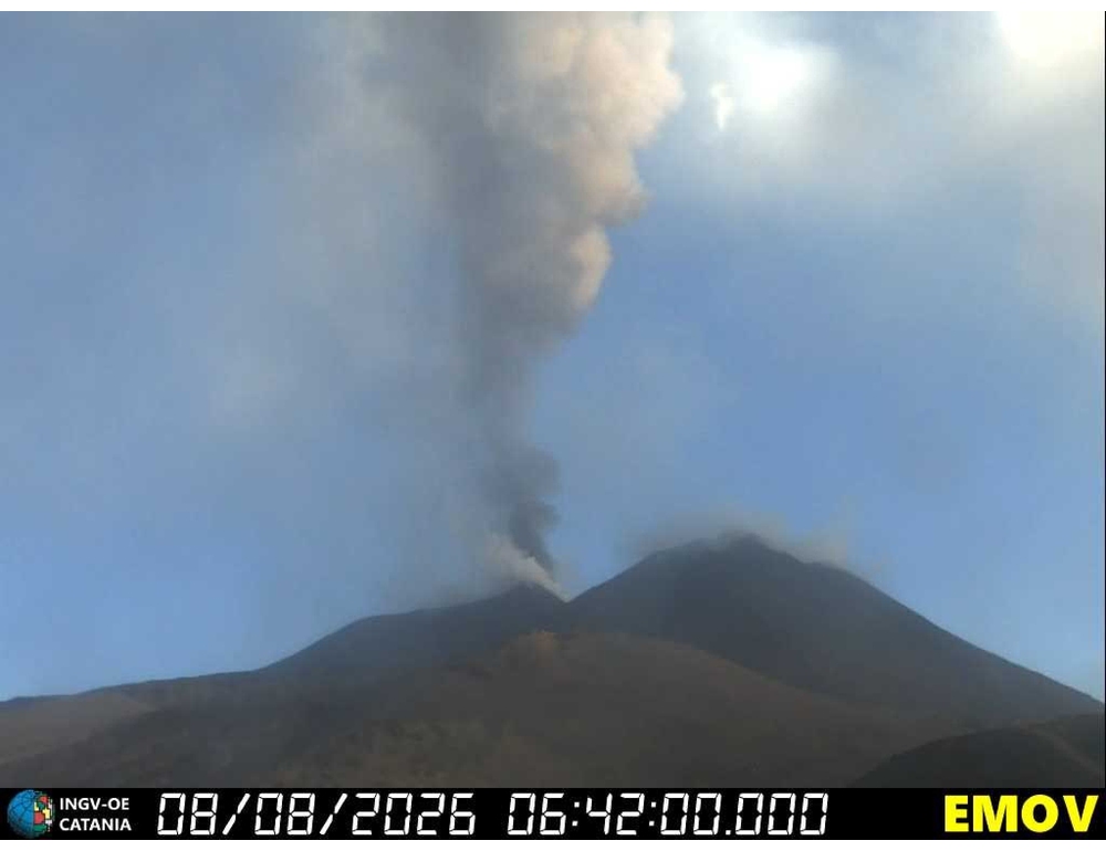 Emissione di cenere dall’Etna, sospesi atterraggi a Catania fino alle 12