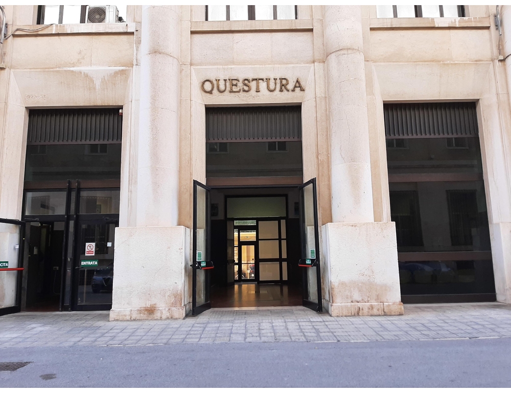 Esplosione distrugge bancomat a Bari, ladri in fuga