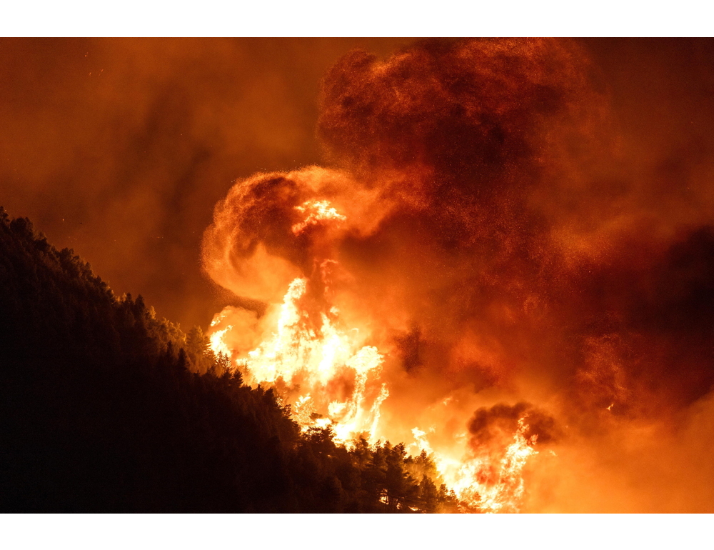 Estrema criticità per gli incendi in Carnia, informato Piantedosi