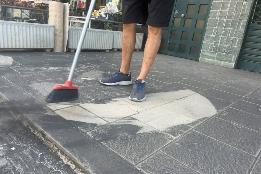 Automobili coperte di polvere nera