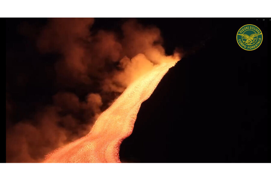 Lava si riversa nella Valle del Bove