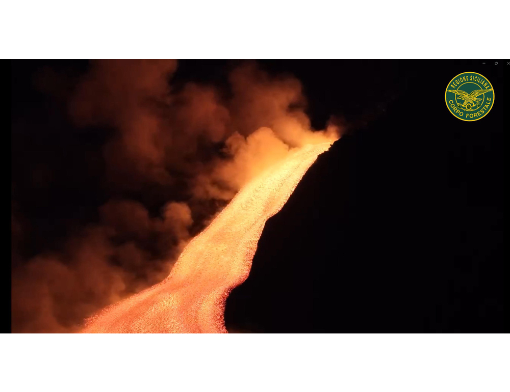 Etna, colate ben alimentate, fronte lavico arrivato a quota 1.370 metri