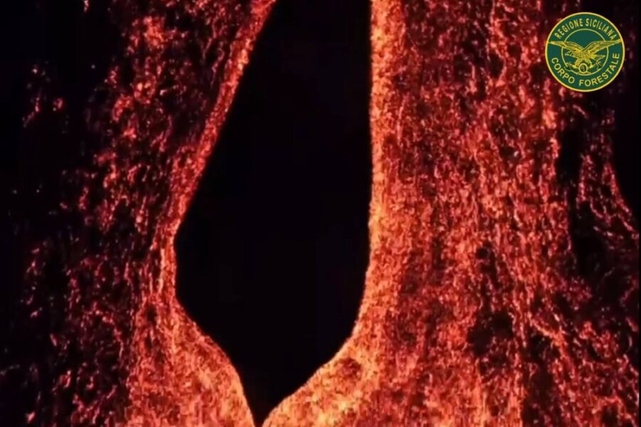 Modeste oscillazione del tremore vulcanico che resta su valori alti