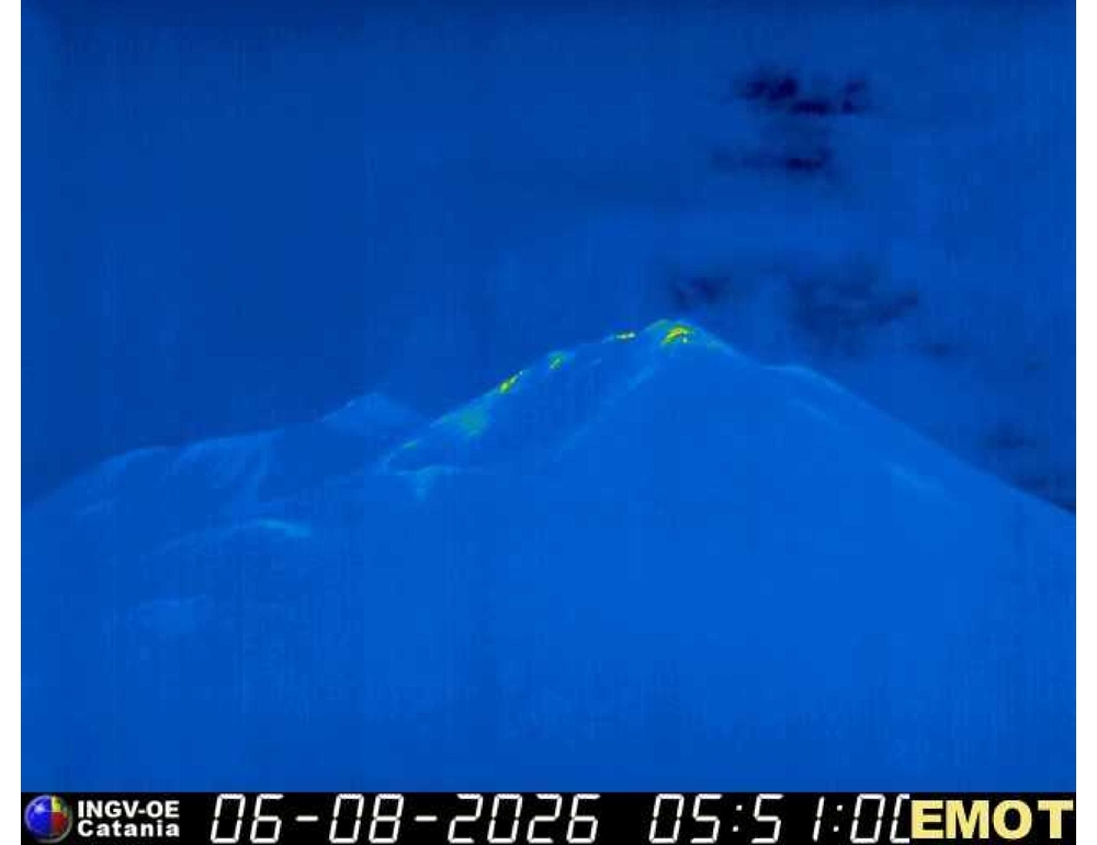 Etna, evento esplosivo e attività stromboliana al cratere Voragine