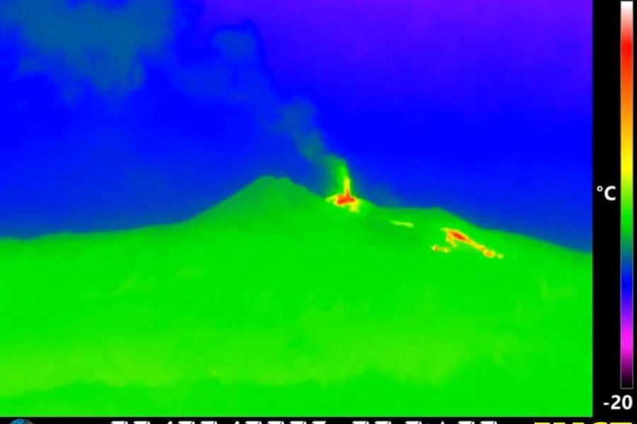 Al cratere Voragine forte attività stromboliana ed emissione nube vulcanica