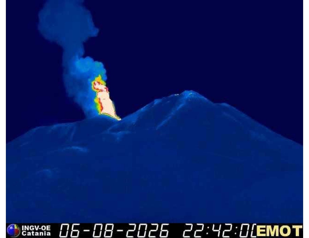 Etna, fontana di lava e nube vulcanica dalla Voragine, voli dirottati