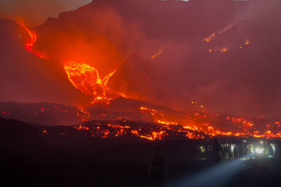 Continua emissione di cenere dal cratere Voragine